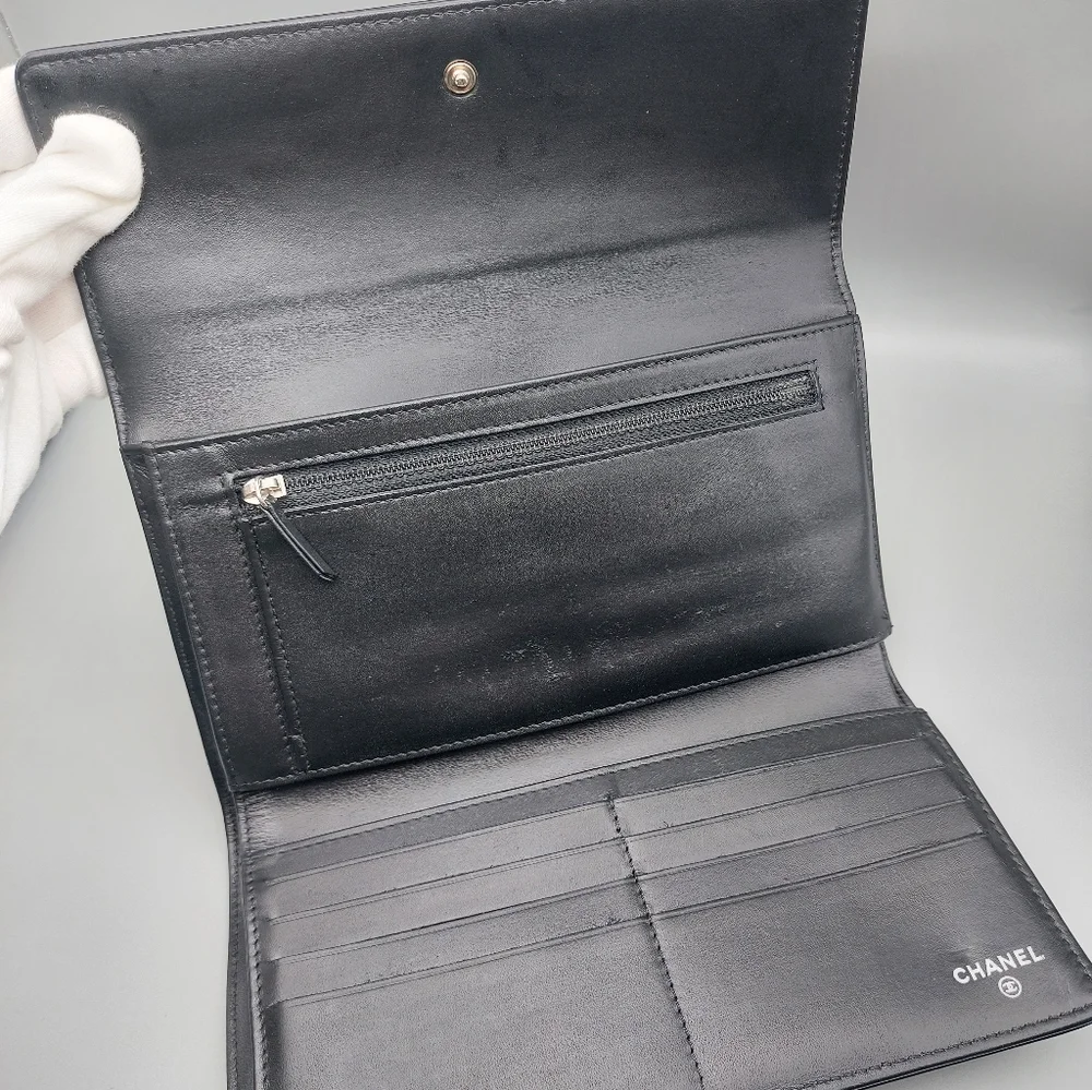 🖤CHANEL Black Camellia Patent Leather Clutch/Wallet🖤
